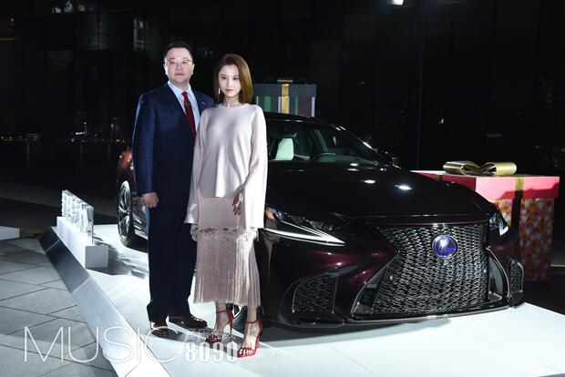 3-LEXUS雷克萨斯中国市场推广部部长陈忱、演员张慧雯与全新LS合影