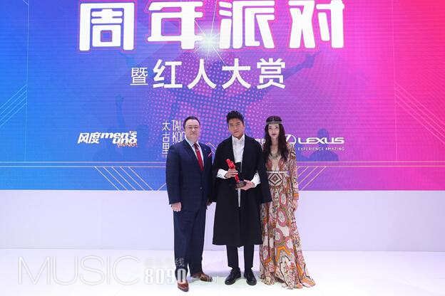 5-LEXUS雷克萨斯中国市场推广部部长陈忱与超模陈碧舸为男演员王大陆颁发年度实力男演员奖
